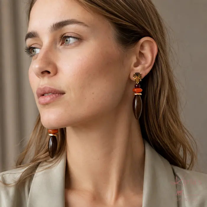 Model draagt Biba lange oorbellen in bruin, rood en goud - Karla's