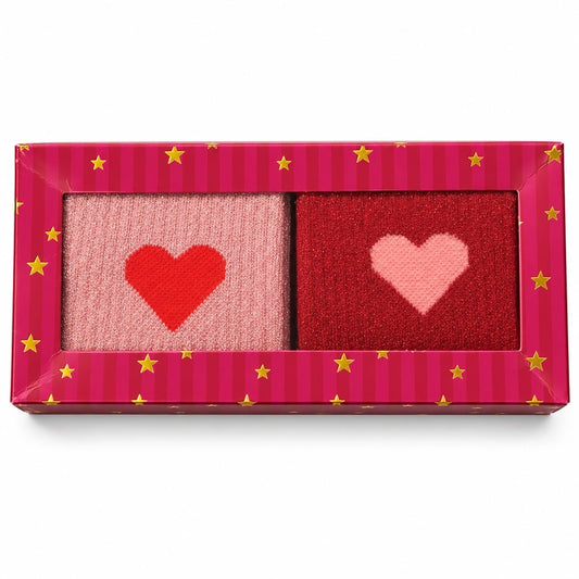 korte sokjes met harten roze en rood verpakt in een cadeau doosje