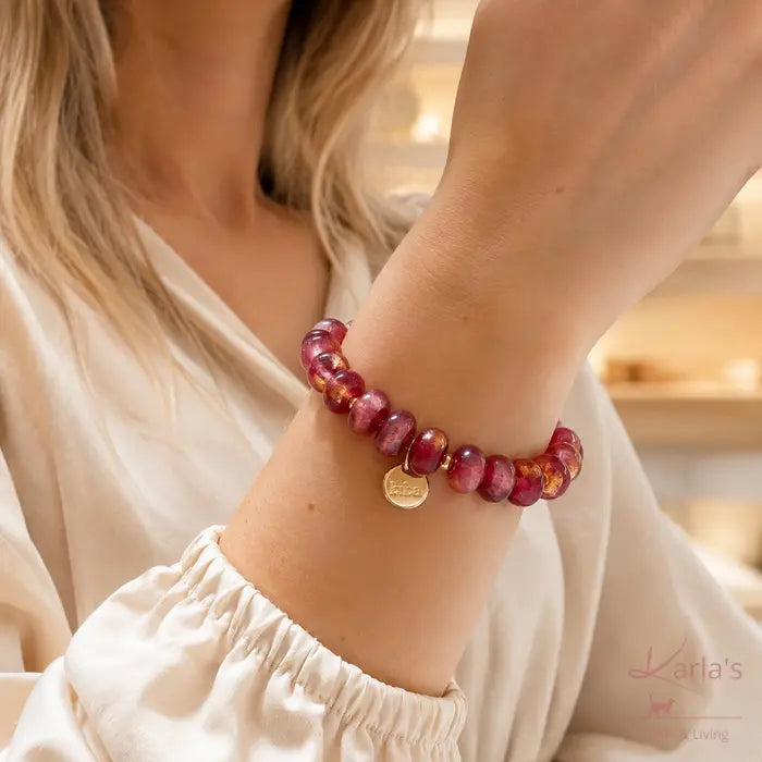 Model draagt Biba armband in raspberryroze en goud - Karla's